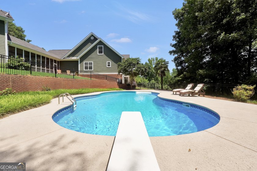 Welcome to your own beautiful estate, where luxury, cozy comfort - photo 12