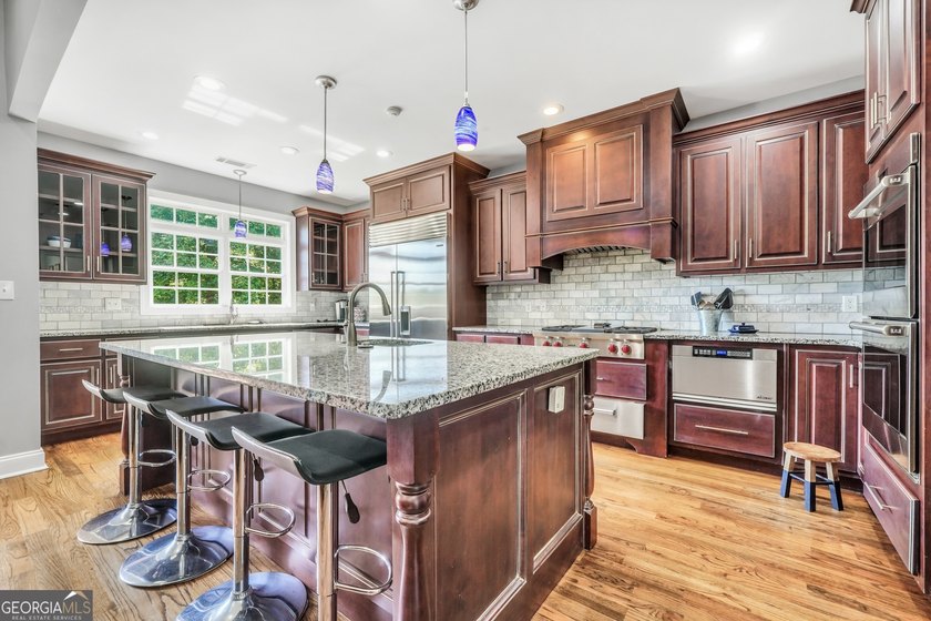 Welcome to your own beautiful estate, where luxury, cozy comfort - photo 18