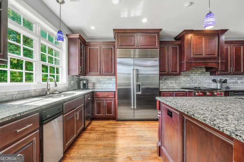 Welcome to your own beautiful estate, where luxury, cozy comfort - photo 20