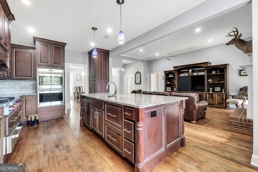 Welcome to your own beautiful estate, where luxury, cozy comfort - photo 21