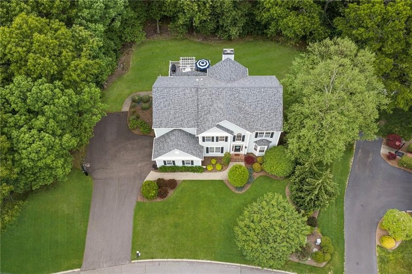 Nestled beautifully on a well manicured quiet lot in Seventeen - photo 2