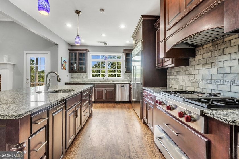 Welcome to your own beautiful estate, where luxury, cozy comfort - photo 23