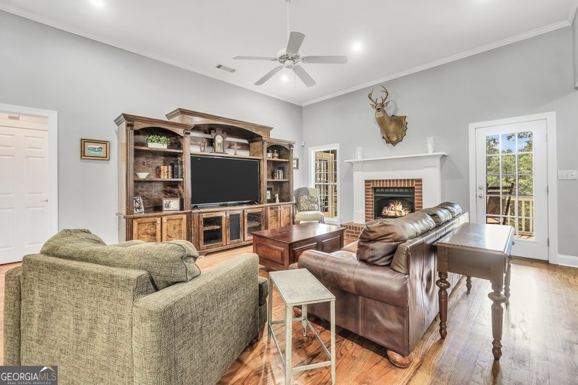 Welcome to your own beautiful estate, where luxury, cozy comfort - photo 24