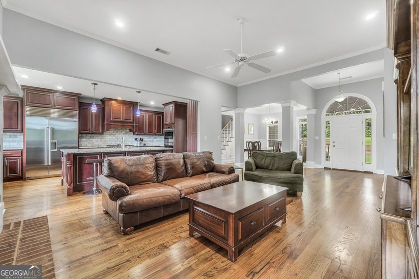 Welcome to your own beautiful estate, where luxury, cozy comfort - photo 27