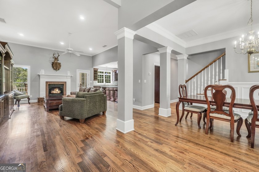 Welcome to your own beautiful estate, where luxury, cozy comfort - photo 32