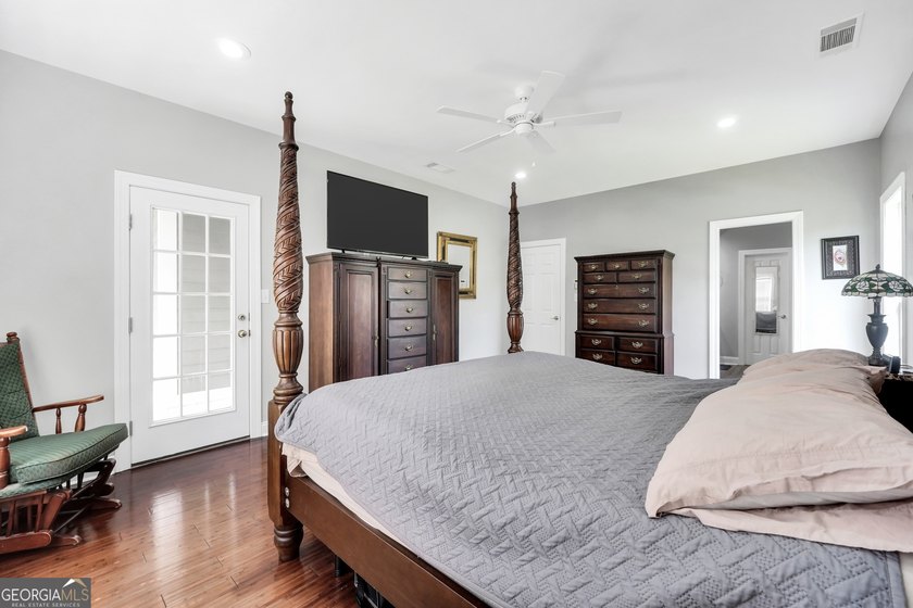 Welcome to your own beautiful estate, where luxury, cozy comfort - photo 34