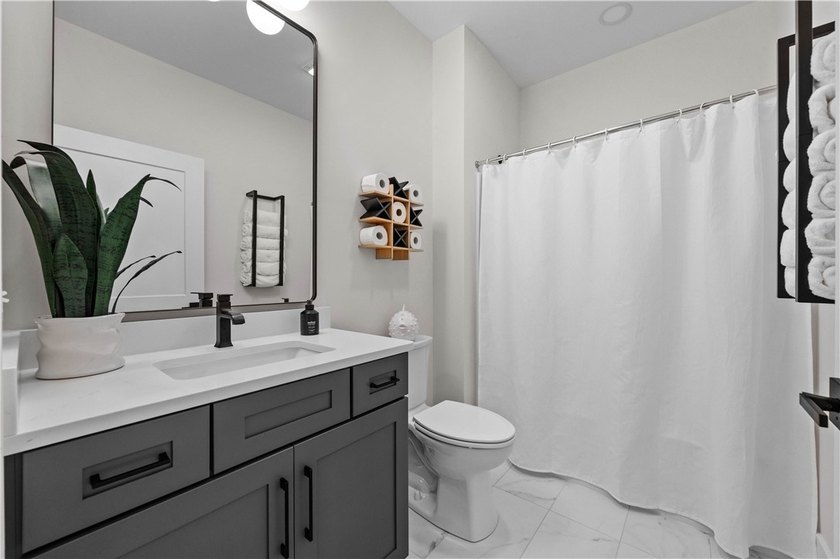 It's perfect! A showstopper! Barely lived in! The owners built - photo 35