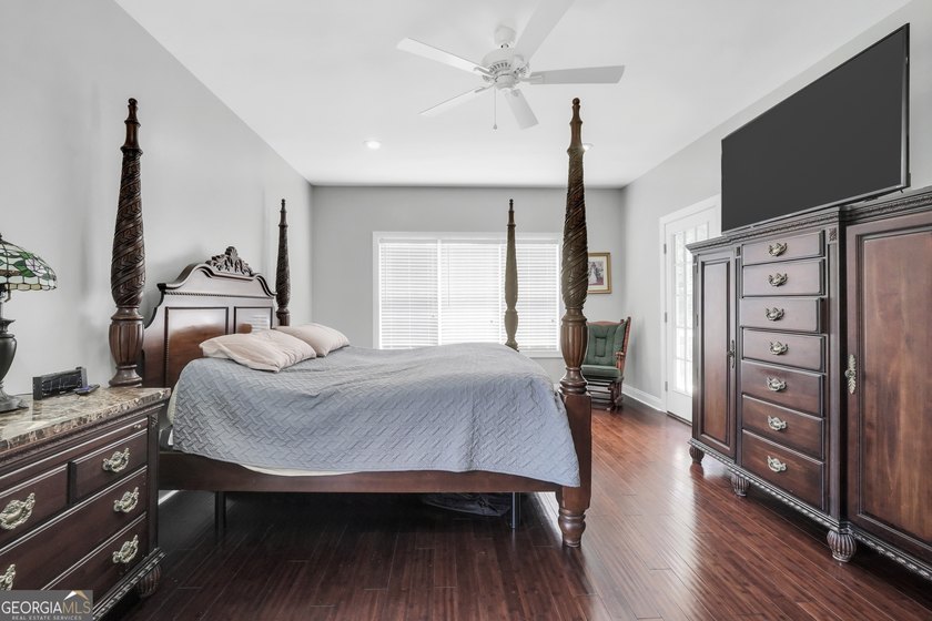Welcome to your own beautiful estate, where luxury, cozy comfort - photo 35