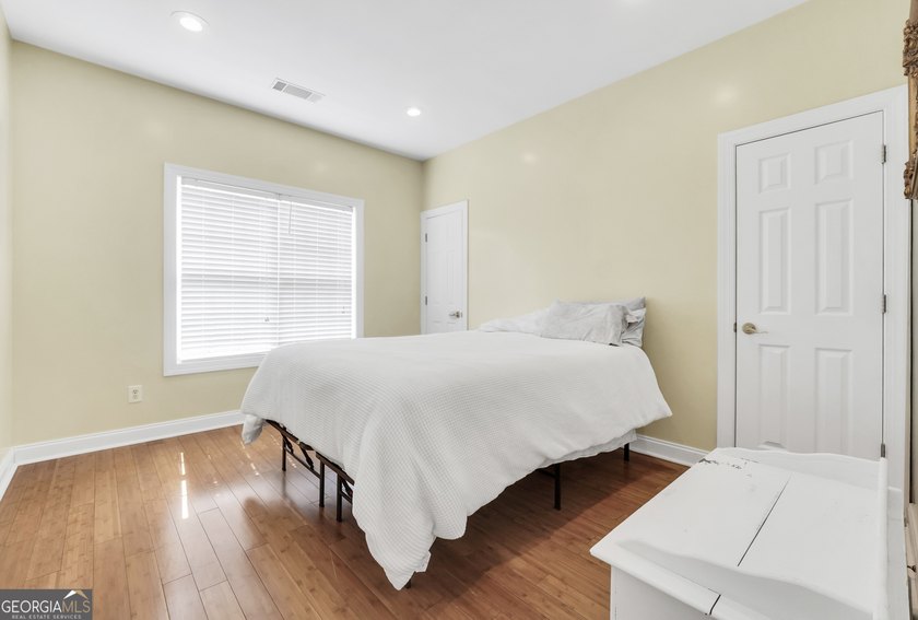 Welcome to your own beautiful estate, where luxury, cozy comfort - photo 46