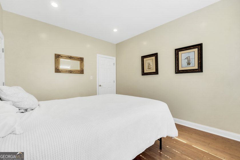 Welcome to your own beautiful estate, where luxury, cozy comfort - photo 47