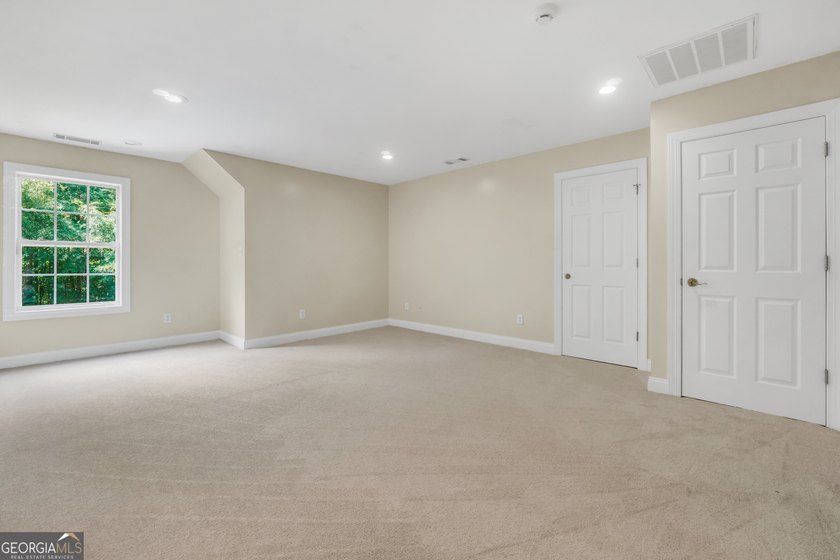 Welcome to your own beautiful estate, where luxury, cozy comfort - photo 48