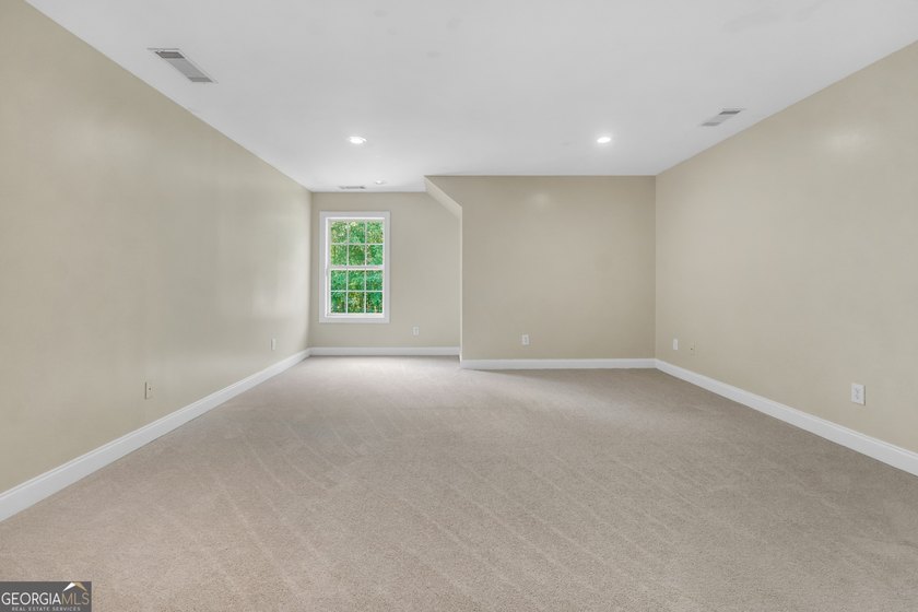 Welcome to your own beautiful estate, where luxury, cozy comfort - photo 50