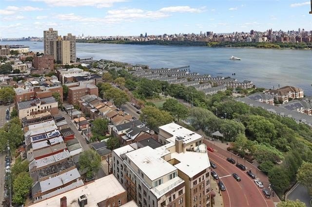 Large Studio on Boulevard East with beautiful River Views Approx - photo 5