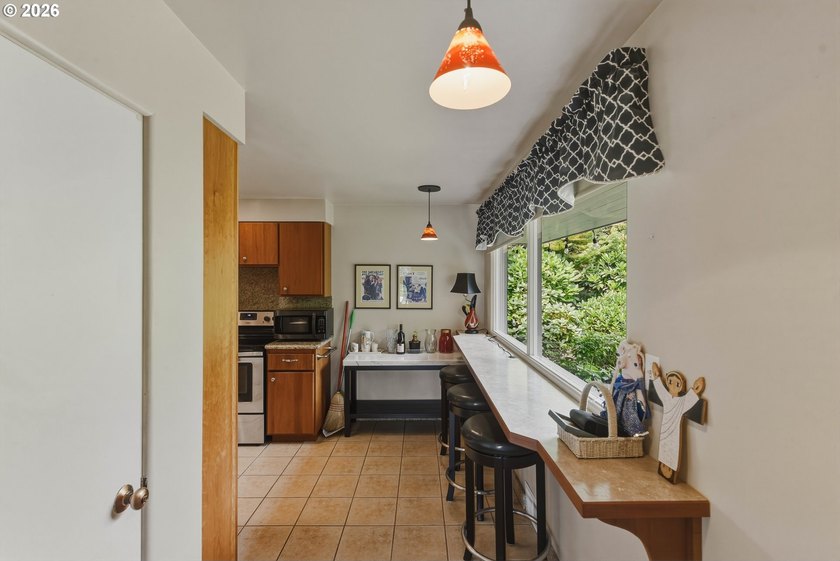 Meticulously maintained Mingus Park home situated on a large - photo 11
