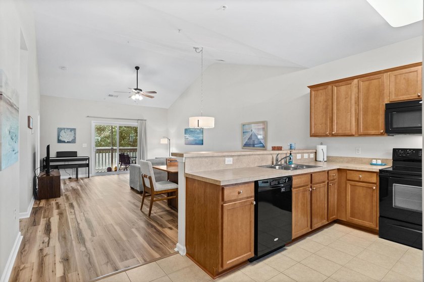 Beautiful top-floor, two-bedroom, two-bath condo with vaulted - photo 3