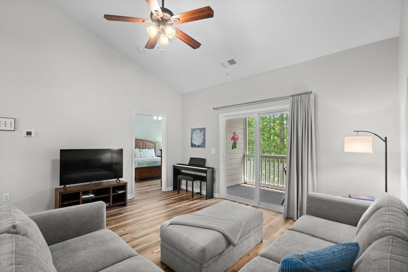 Beautiful top-floor, two-bedroom, two-bath condo with vaulted - photo 6