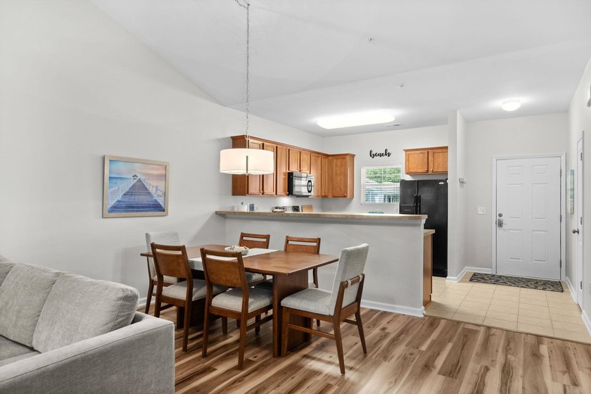 Beautiful top-floor, two-bedroom, two-bath condo with vaulted - photo 9