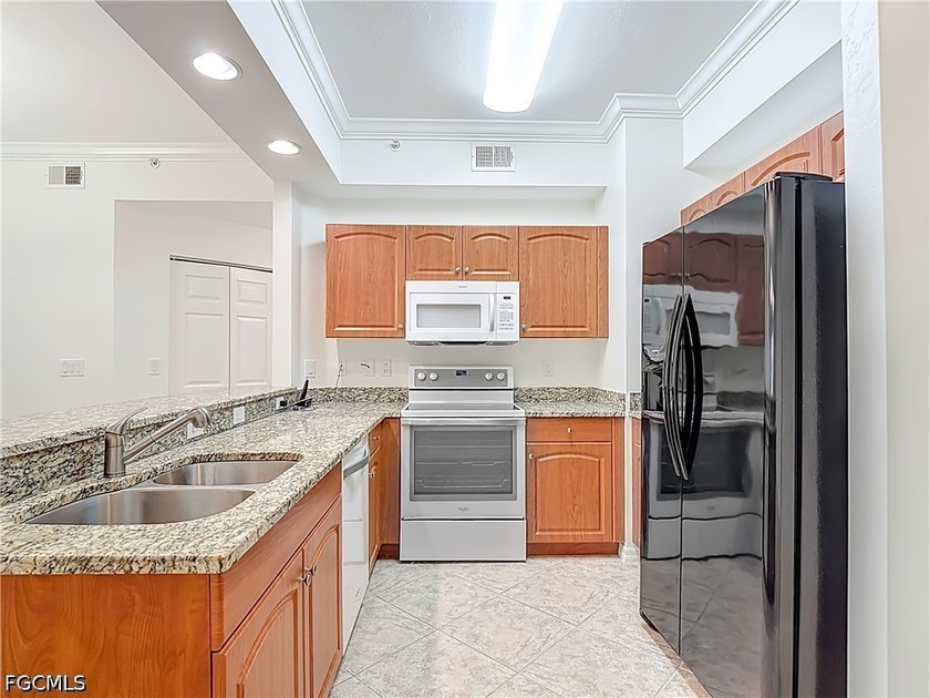Welcome to this beautifully maintained 2-bedroom plus den - photo 5