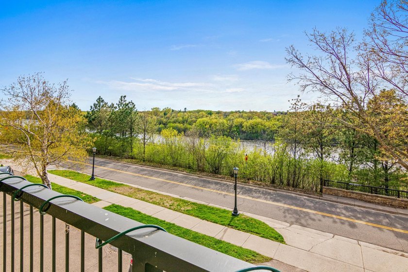 Wake up to Mississipppi River views and wind down with sunsets - photo 37