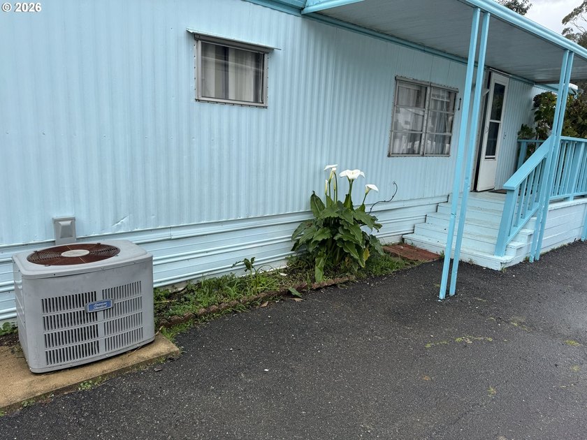 This sweet and comfortable two-bedroom, one-bath manufactured - photo 2