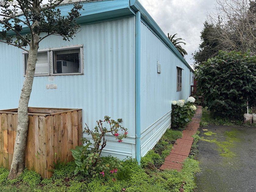 This sweet and comfortable two-bedroom, one-bath manufactured - photo 3