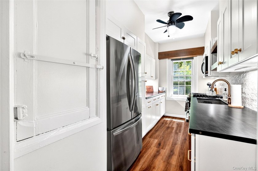 Don't miss this turnkey 2-bedroom, 1-bathroom co-op in one of - photo 6