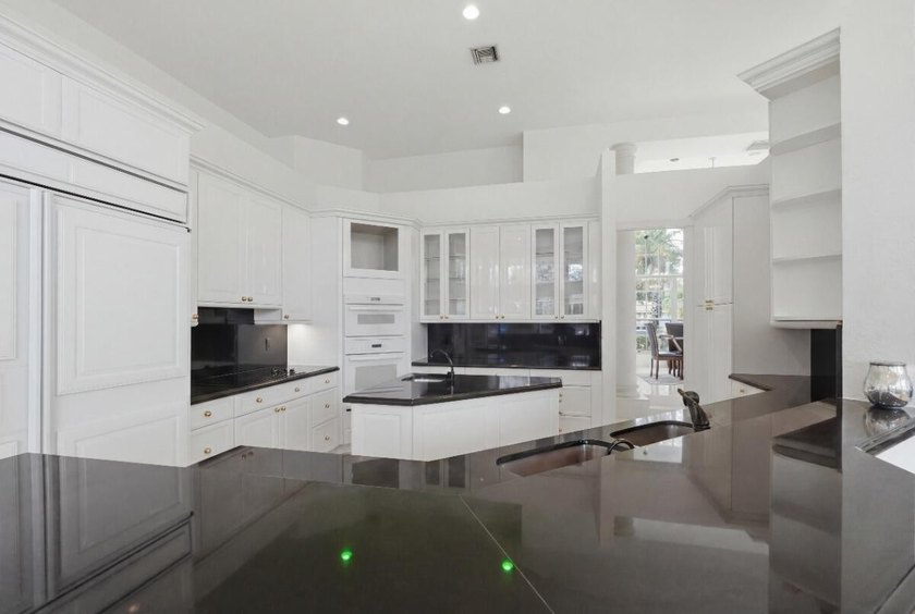 Discover comfortable living in this spacious five-bedroom, 4 - photo 20