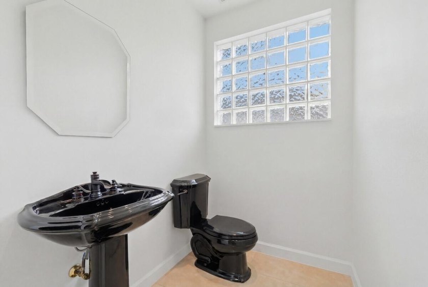 Discover comfortable living in this spacious five-bedroom, 4 - photo 42