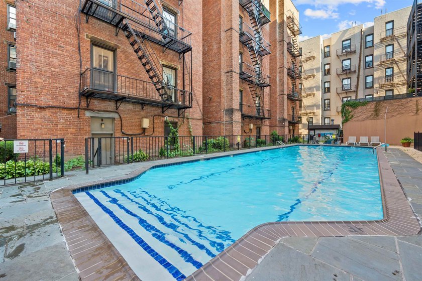 Welcome to Willow Park, an oversized one bedroom in an uptown - photo 3