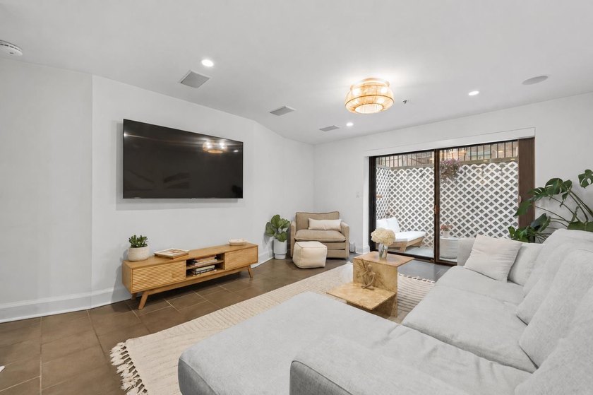Welcome to Willow Park, an oversized one bedroom in an uptown - photo 4