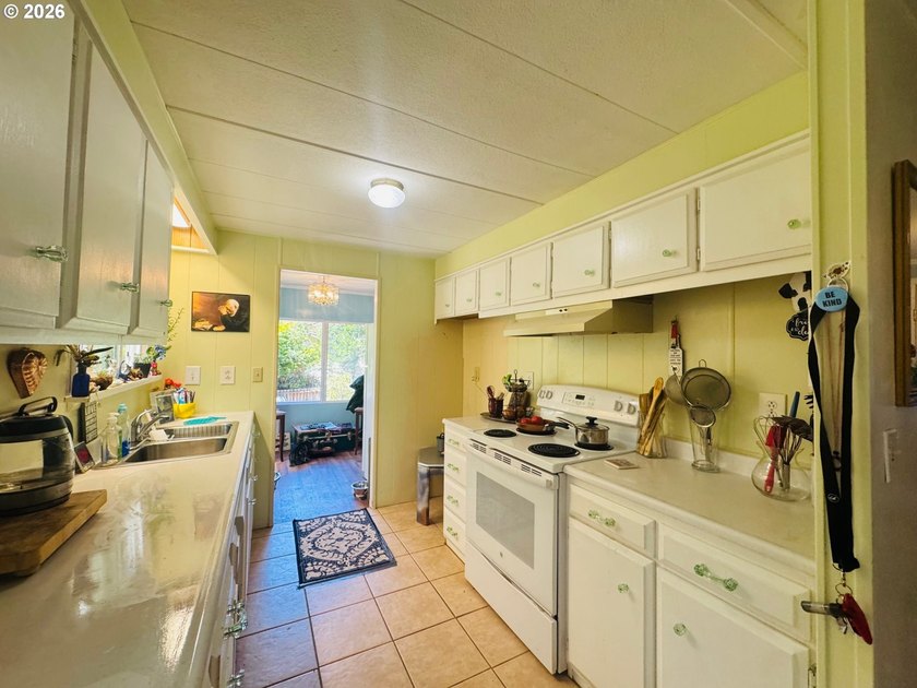 Charming 3BD/2BA manufactured home nestled at the end of a quiet - photo 6