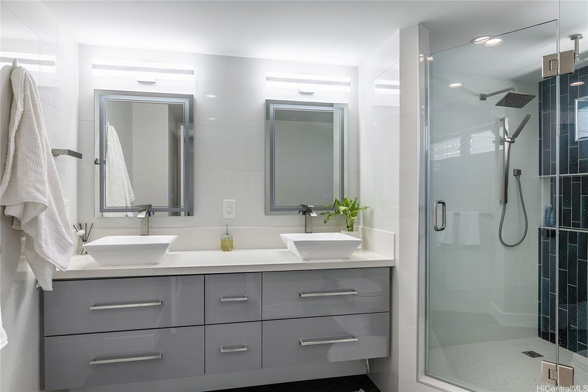 TURN-KEY PENTHOUSE 3Bed/2Bath/3Parking with over 600 sqft of - photo 8