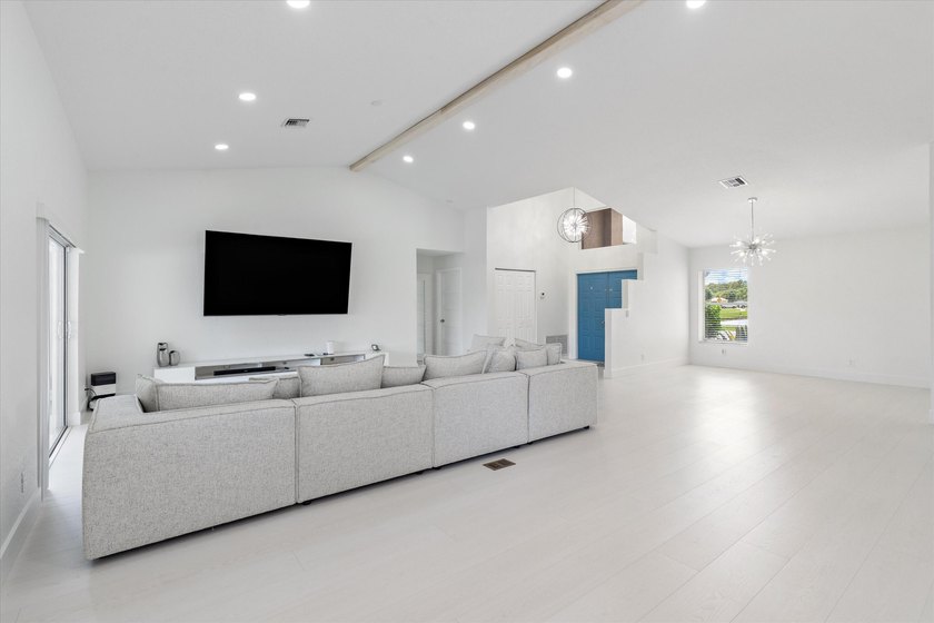 Stunning updated spacious 4 bed/2 bath pool home in gated - photo 7