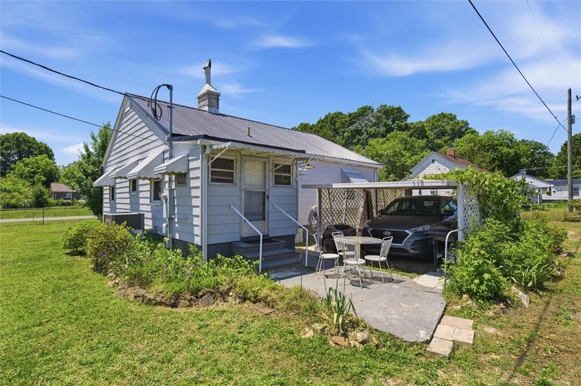 Adorable, freshly updated 2-bed, 1 bath bungalow located in the - photo 11