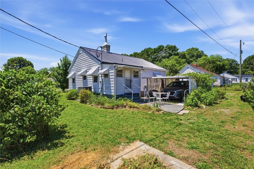 Adorable, freshly updated 2-bed, 1 bath bungalow located in the - photo 12