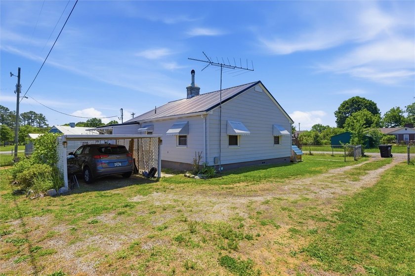 Adorable, freshly updated 2-bed, 1 bath bungalow located in the - photo 13