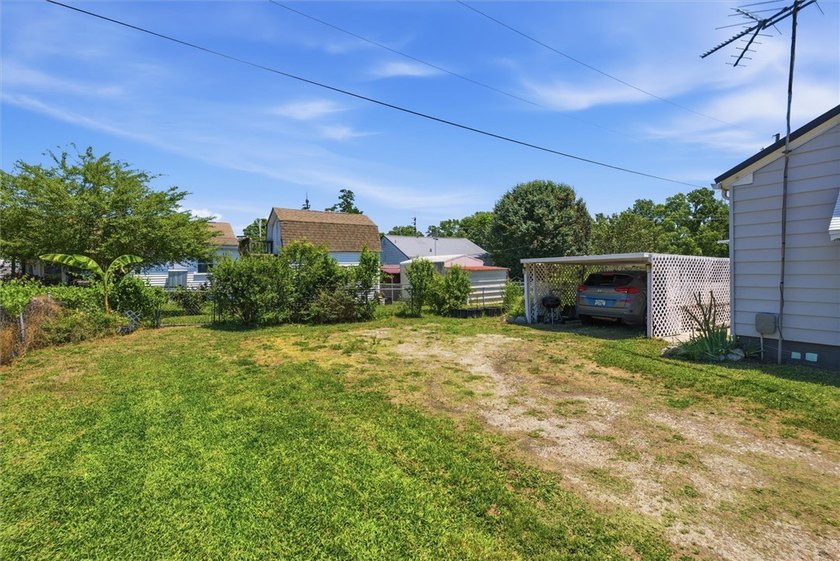 Adorable, freshly updated 2-bed, 1 bath bungalow located in the - photo 14
