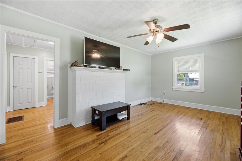 Adorable, freshly updated 2-bed, 1 bath bungalow located in the - photo 15