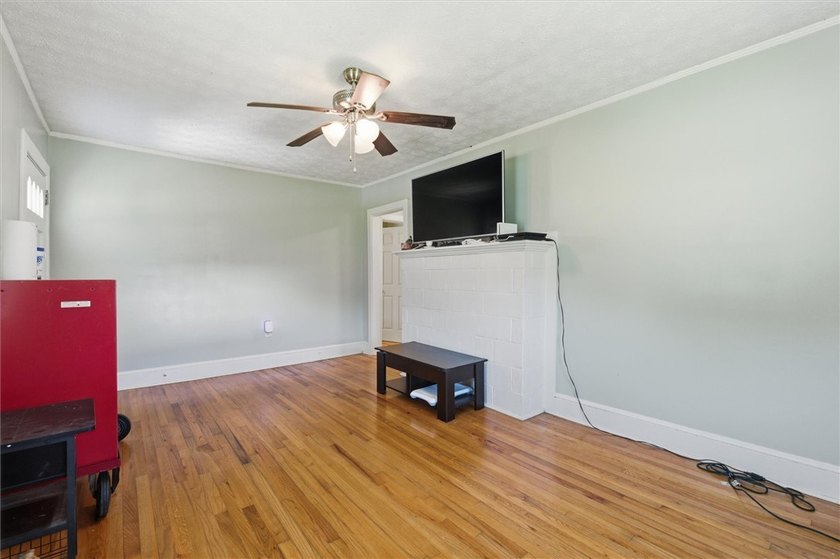 Adorable, freshly updated 2-bed, 1 bath bungalow located in the - photo 16