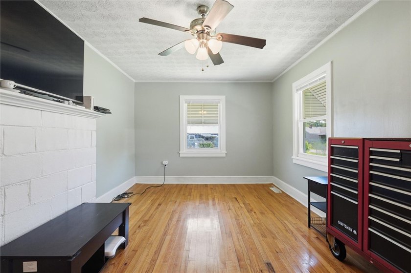 Adorable, freshly updated 2-bed, 1 bath bungalow located in the - photo 18