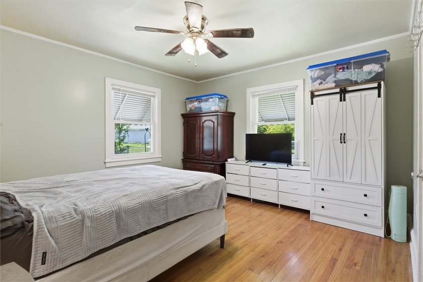 Adorable, freshly updated 2-bed, 1 bath bungalow located in the - photo 19