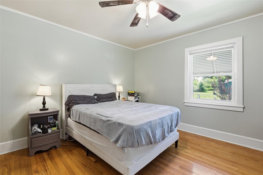Adorable, freshly updated 2-bed, 1 bath bungalow located in the - photo 20