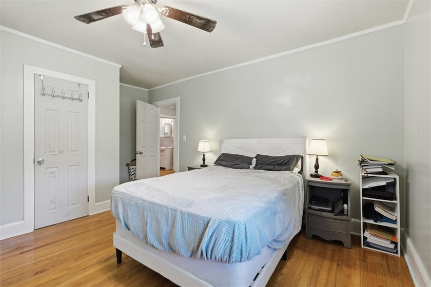 Adorable, freshly updated 2-bed, 1 bath bungalow located in the - photo 21