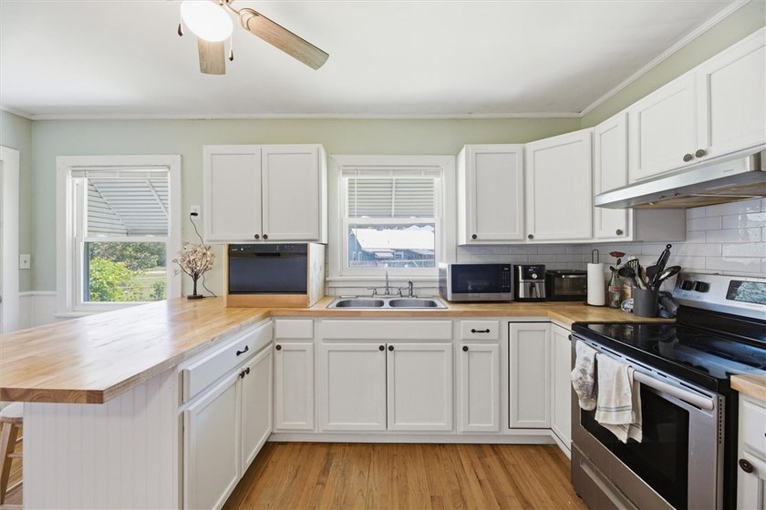 Adorable, freshly updated 2-bed, 1 bath bungalow located in the - photo 22