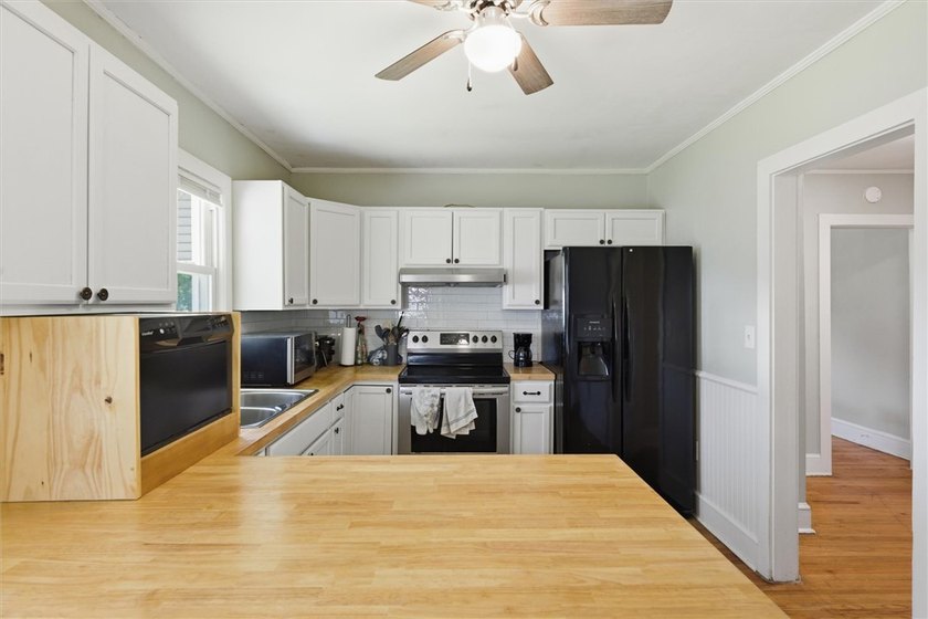 Adorable, freshly updated 2-bed, 1 bath bungalow located in the - photo 24