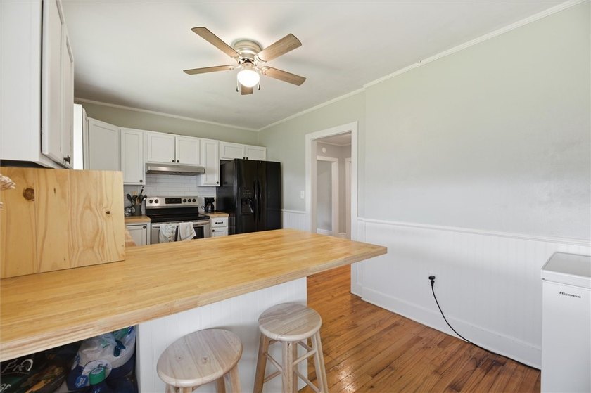 Adorable, freshly updated 2-bed, 1 bath bungalow located in the - photo 25