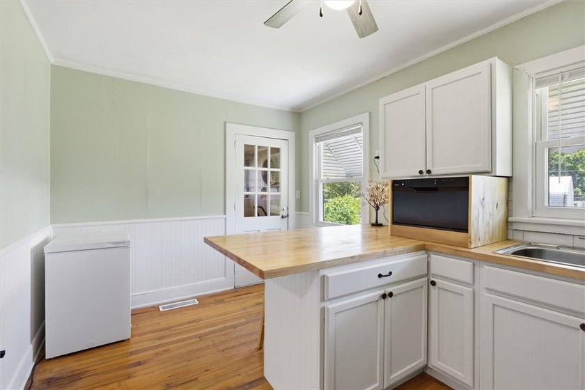 Adorable, freshly updated 2-bed, 1 bath bungalow located in the - photo 26