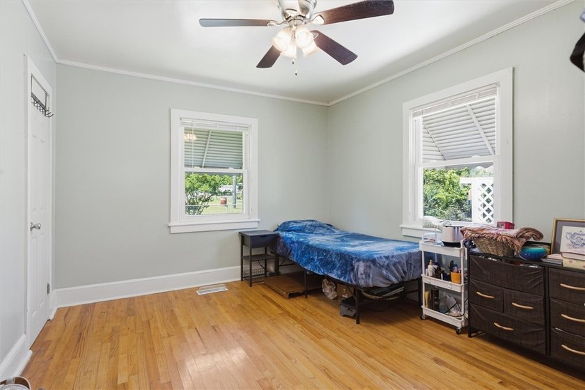 Adorable, freshly updated 2-bed, 1 bath bungalow located in the - photo 28