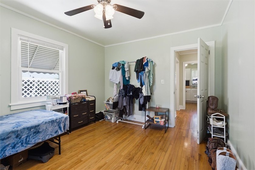 Adorable, freshly updated 2-bed, 1 bath bungalow located in the - photo 30
