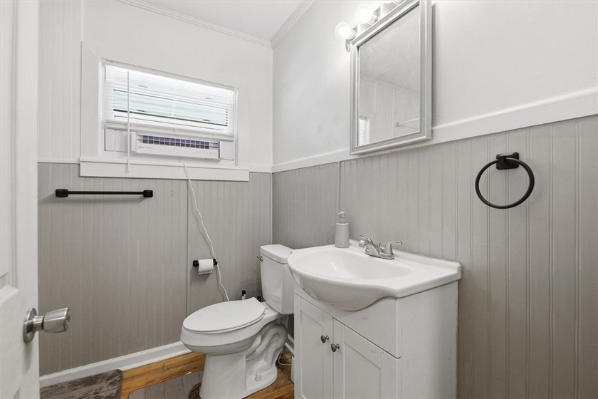 Adorable, freshly updated 2-bed, 1 bath bungalow located in the - photo 31